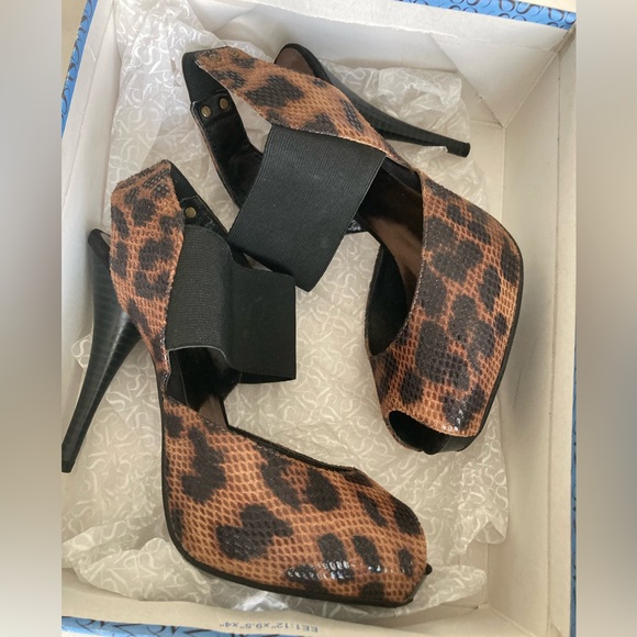 Vera Wang, black and brown animal print 8 1/2 heels - Picture 8 of 13
